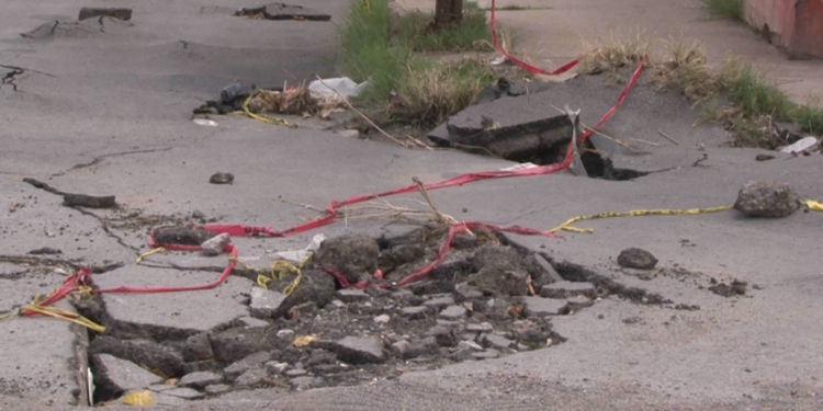 Vecinos alertan por fisuras y hundimientos en avenida de Chihuahua